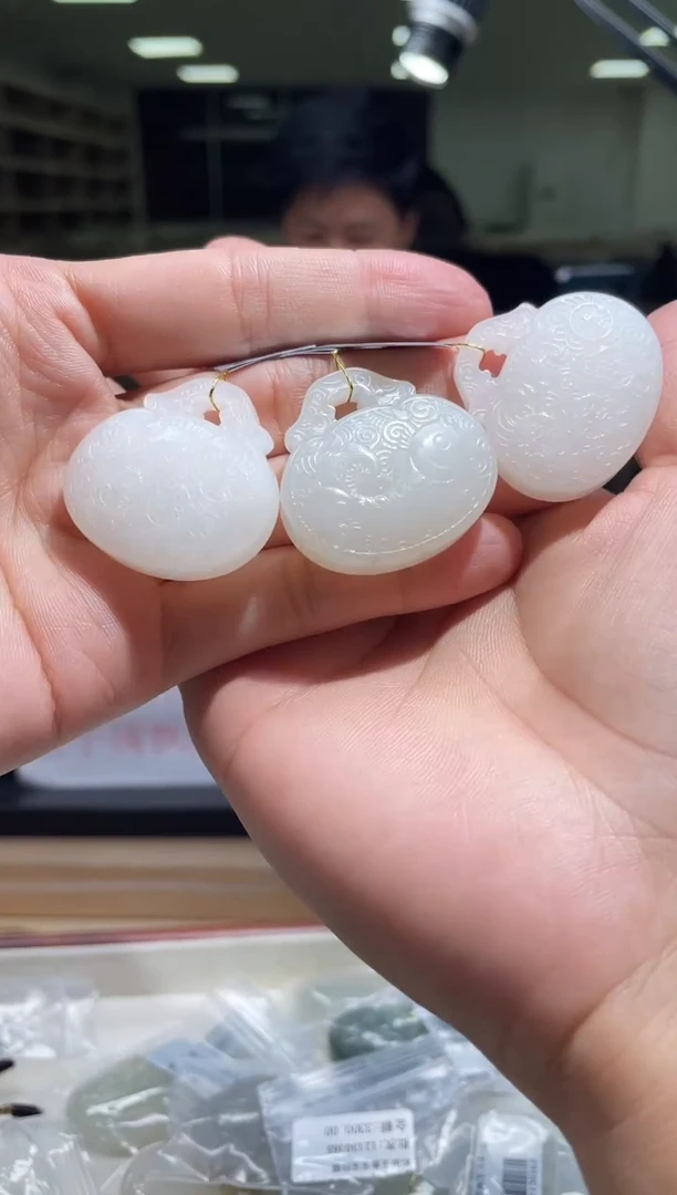 颈饰未镶嵌和田玉鱼宝宝挂锁多样性发货其一