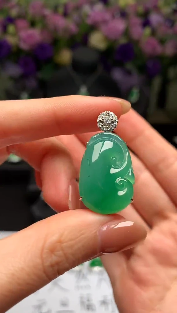 颈饰18K金镶嵌翡翠如意