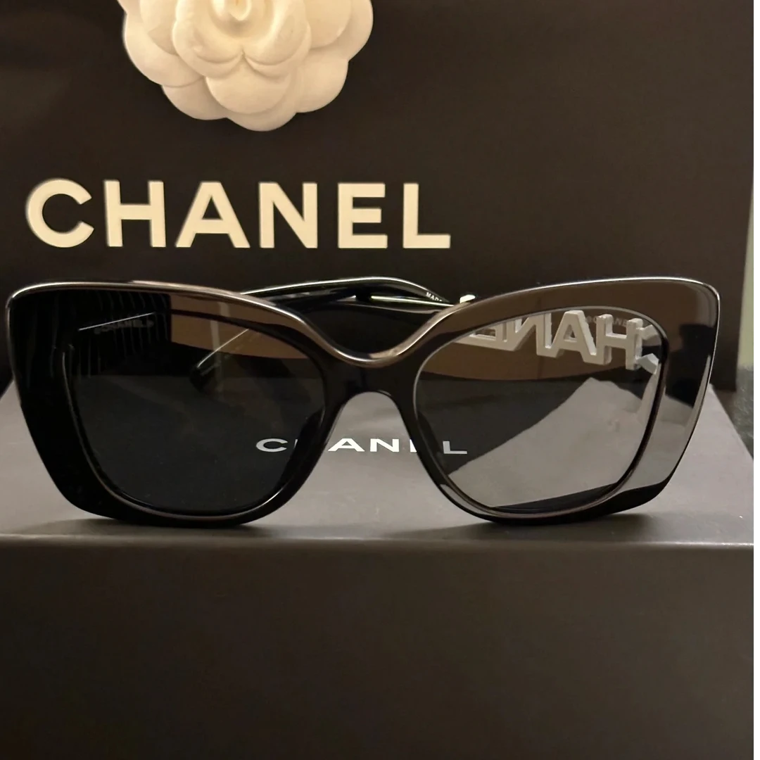 95新 Chanel/香奈儿 小花Jerry 黑色 水钻 白色LOGO边框 墨镜