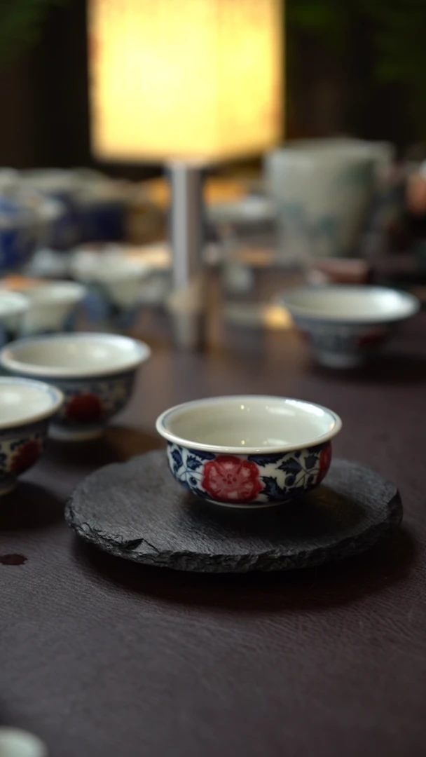 47号景德镇全手工手绘青花带内绘釉里红花卉主人杯