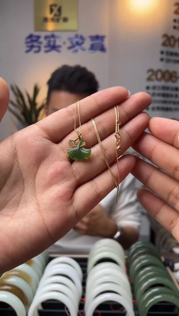 颈饰银S925镶嵌和田玉碧玉银杏叶吊坠一件