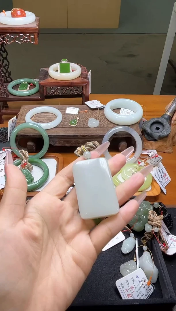 吊坠(不含链)未镶嵌和田玉且末青白 无事牌