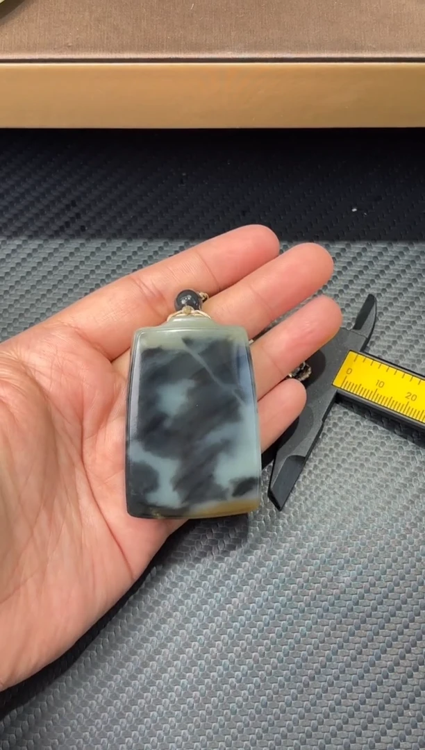 吊坠(赠链)未镶嵌和田玉若羌微色差吊坠m