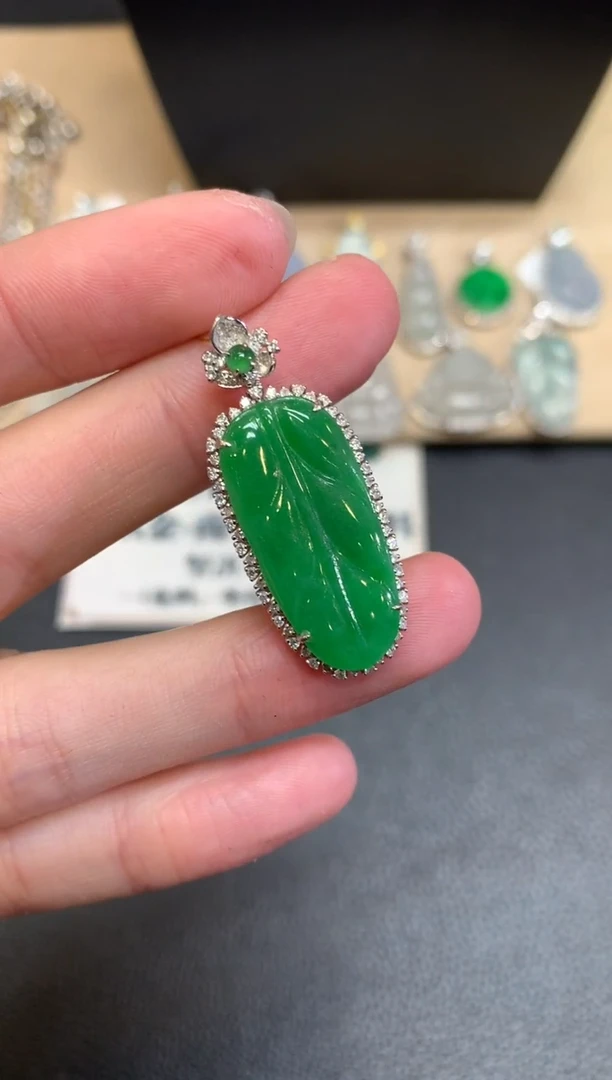 【闪购商品】翡翠颈饰18K金镶嵌叶子【无服务费】