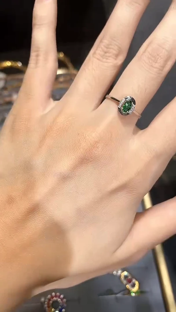 18K金镶嵌戒指石榴石