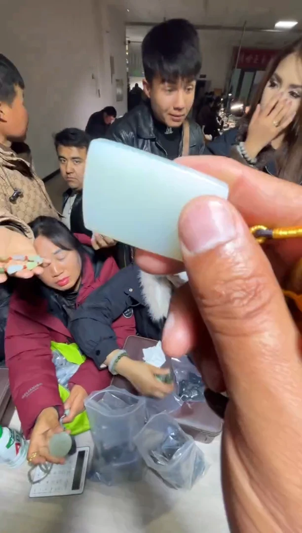 未镶嵌和田玉（糖玉）挂件和田玉