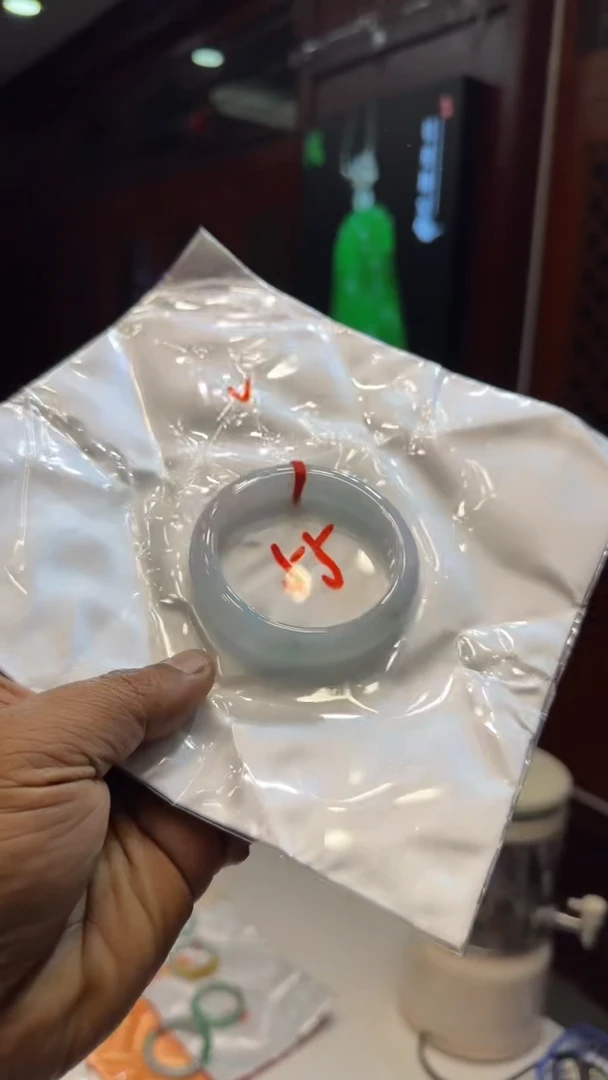 未镶嵌手镯翡翠手镯包容价