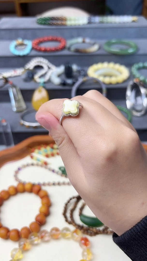 银S925镶嵌蜜蜡戒指s925银蜜蜡四叶花戒指GW