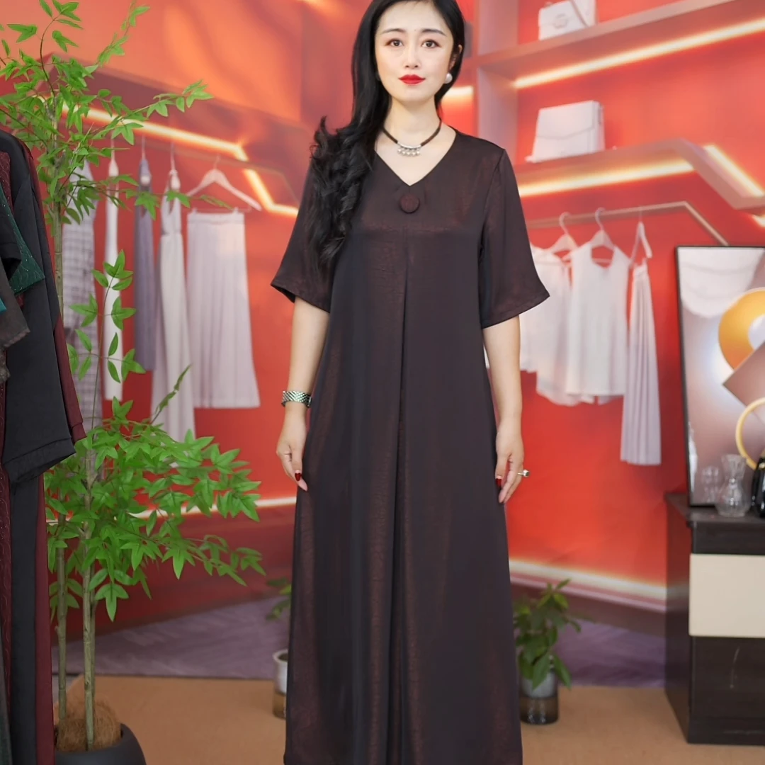 夏季新款时尚遮肉显瘦减龄炫彩大扣V领连衣裙