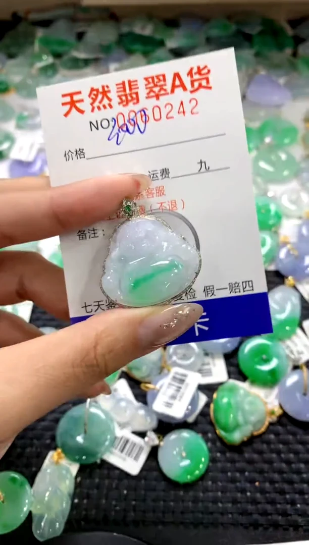 颈饰18K金镶嵌翡翠1111111111111111
