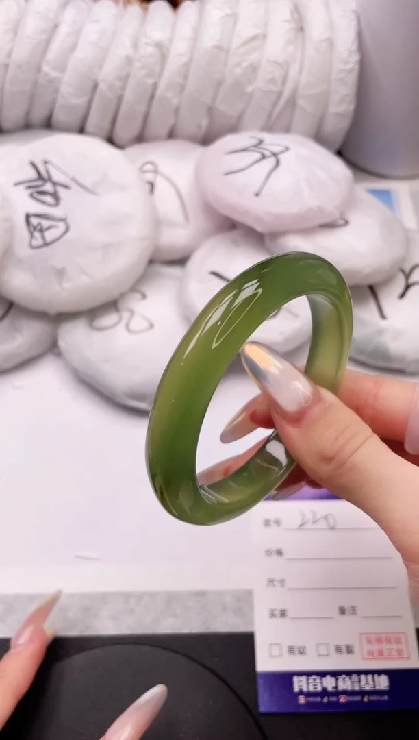 【闪购商品】石英质玉手镯未镶嵌18L220-56