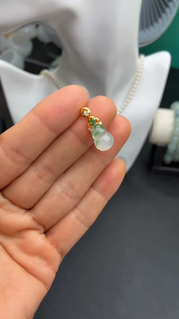 颈饰18K金镶嵌翡翠天然翡翠A货