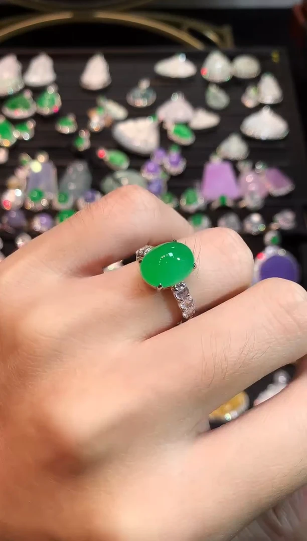 18K金镶嵌戒指翡翠高冰黄阳绿蛋面戒指