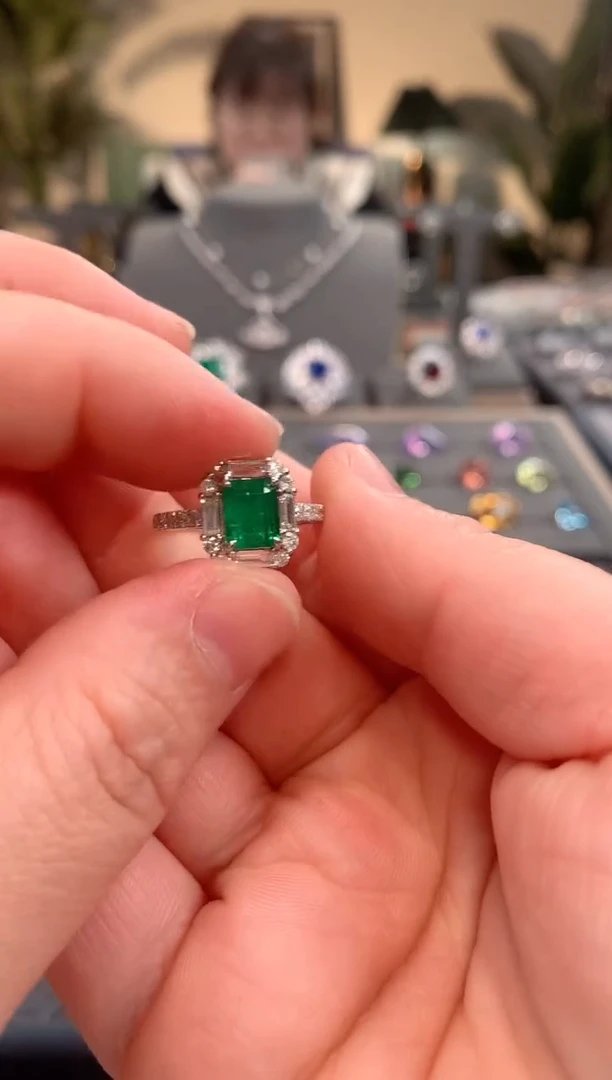 【闪购商品】祖母绿戒指18K金镶嵌祖母绿