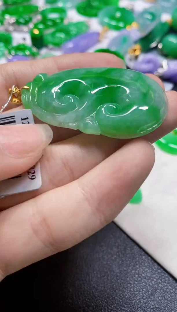 颈饰18K金镶嵌翡翠清**莲如意