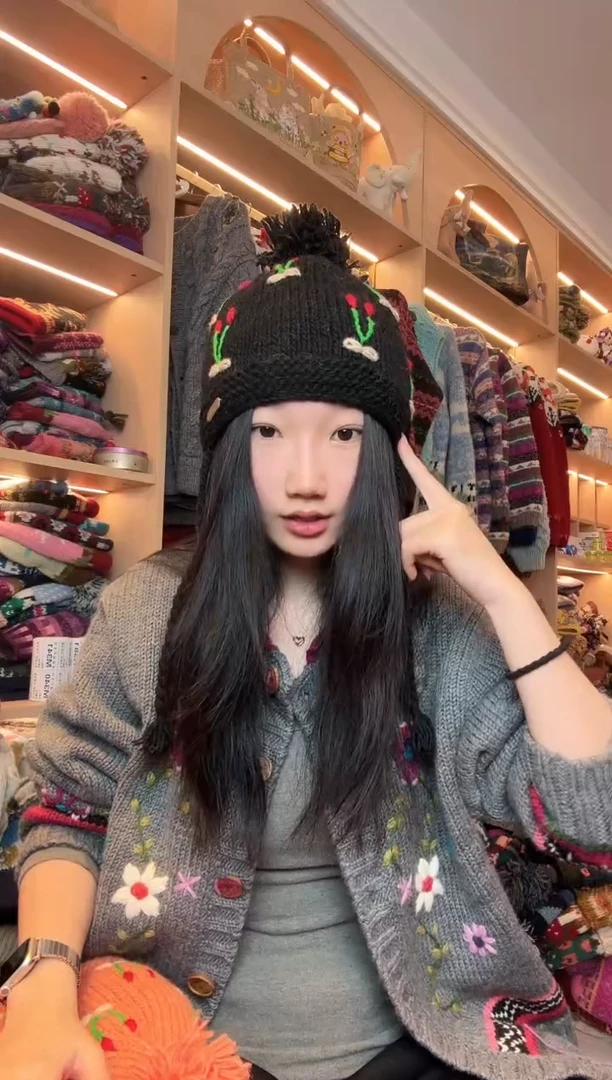 羊毛黑色樱桃护耳帽