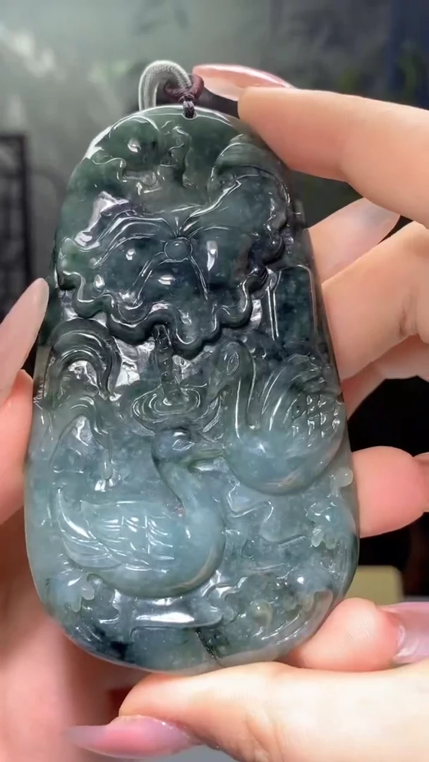 翡翠未镶嵌颈饰雕刻