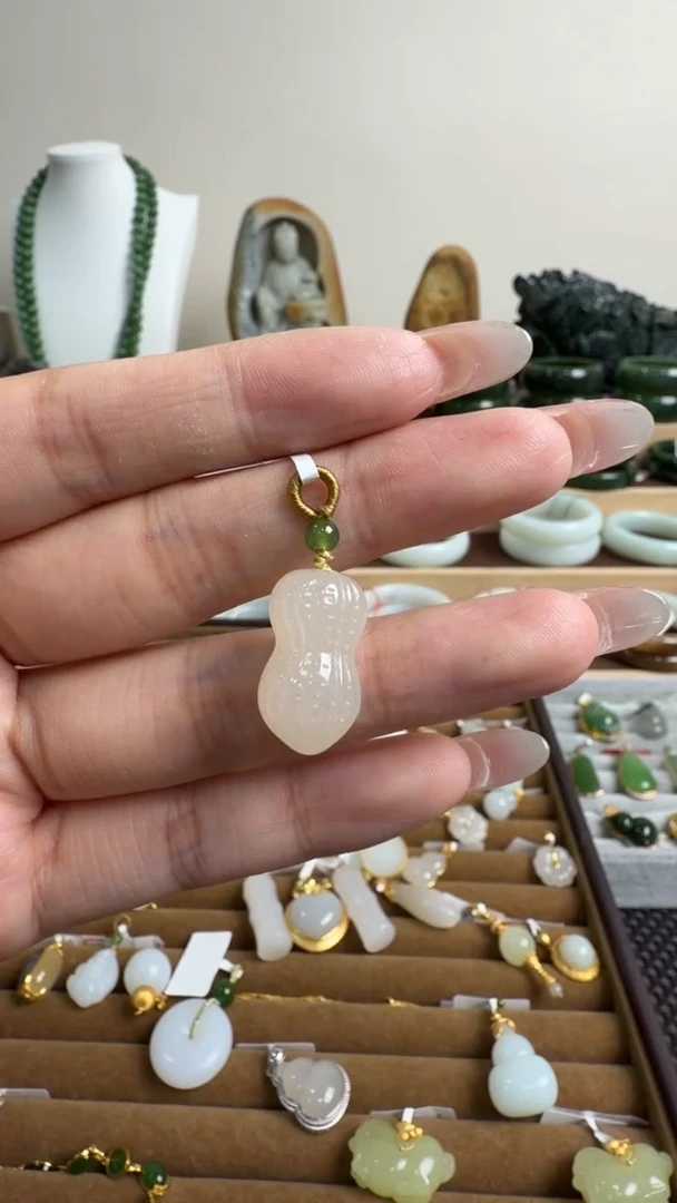 颈饰18K金镶嵌和田玉挂件