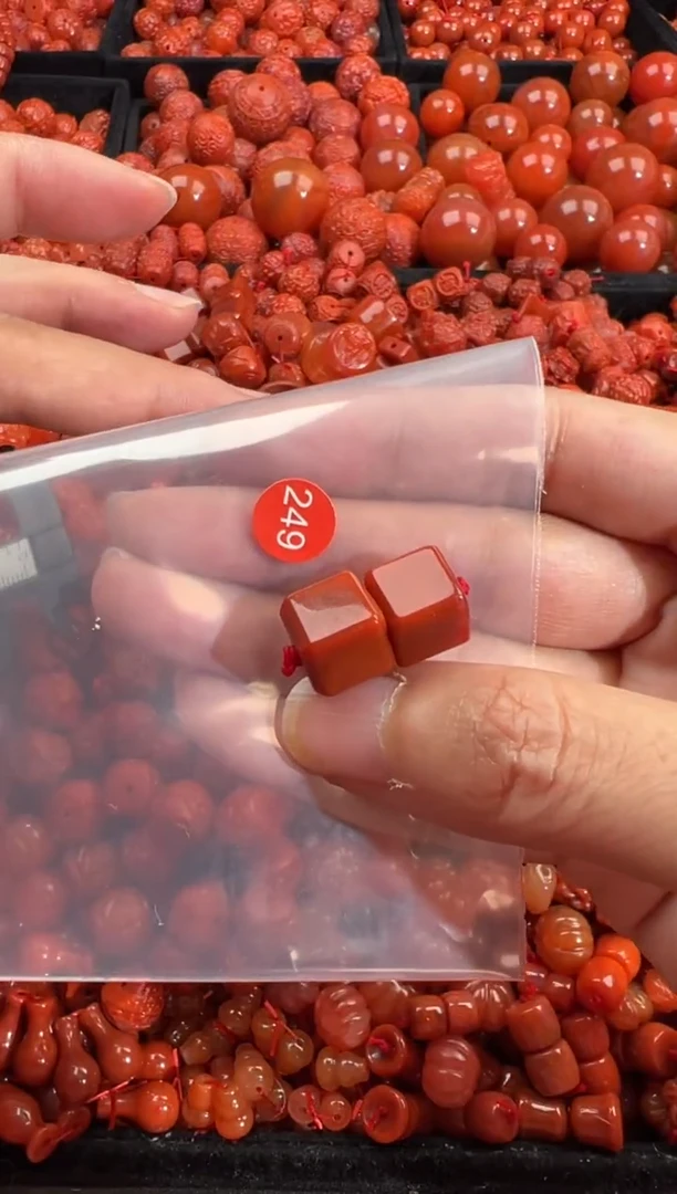 南红玛瑙未镶嵌颈饰1