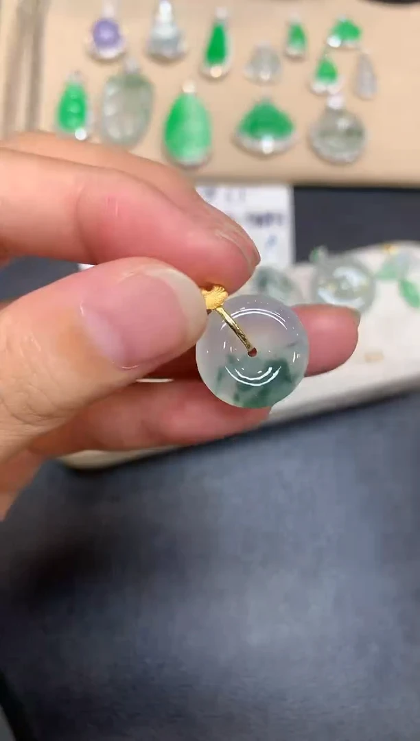 颈饰18K金镶嵌翡翠平安扣【无服务费