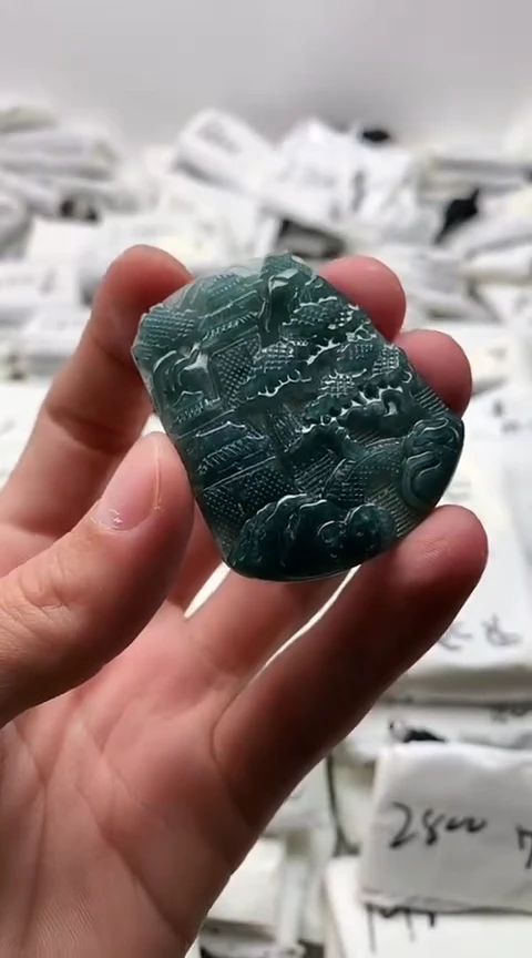 翡翠未镶嵌颈饰山水牌