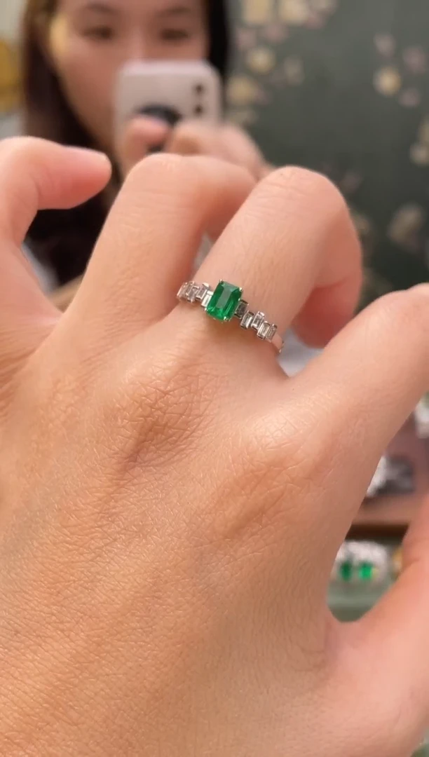 祖母绿戒指18K金镶嵌阿富汗沃顿主石：0.52ct