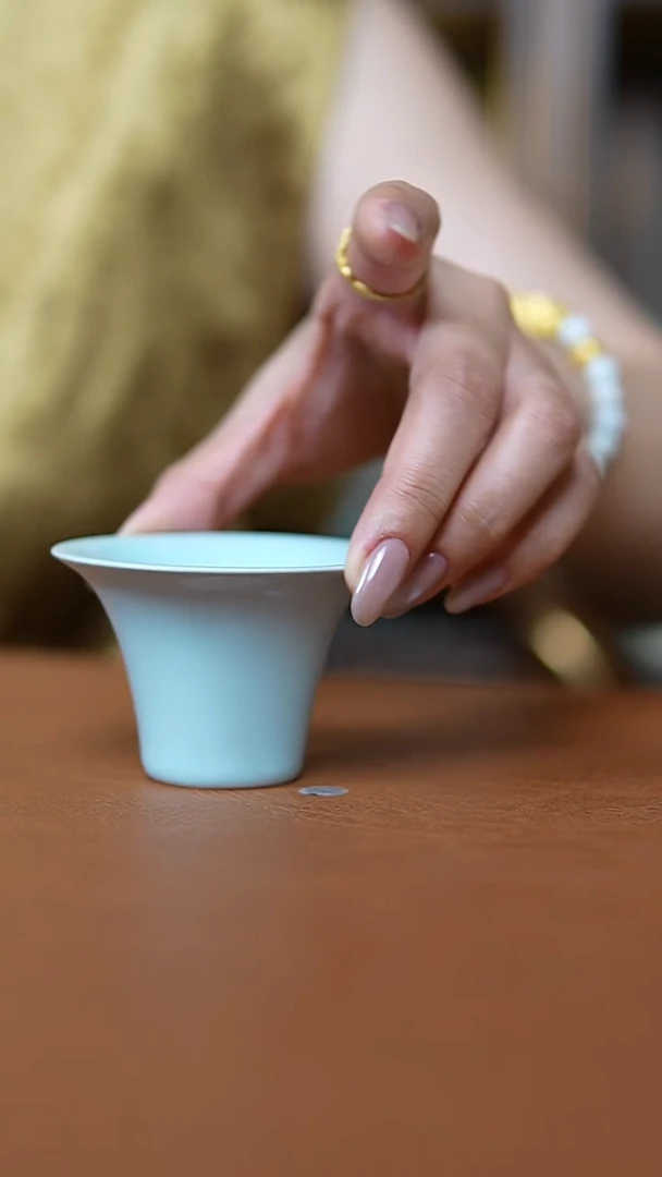 瓷片仿古月白纯手马蹄杯