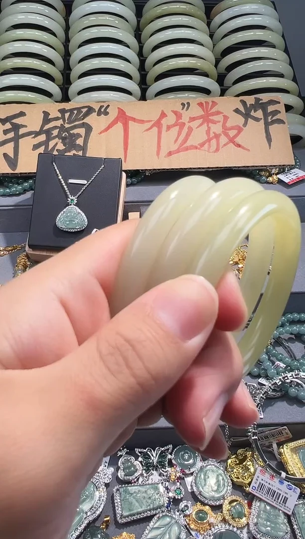 【闪购商品】翡翠手镯未镶嵌天然翡翠A货带证书发货多样性发货