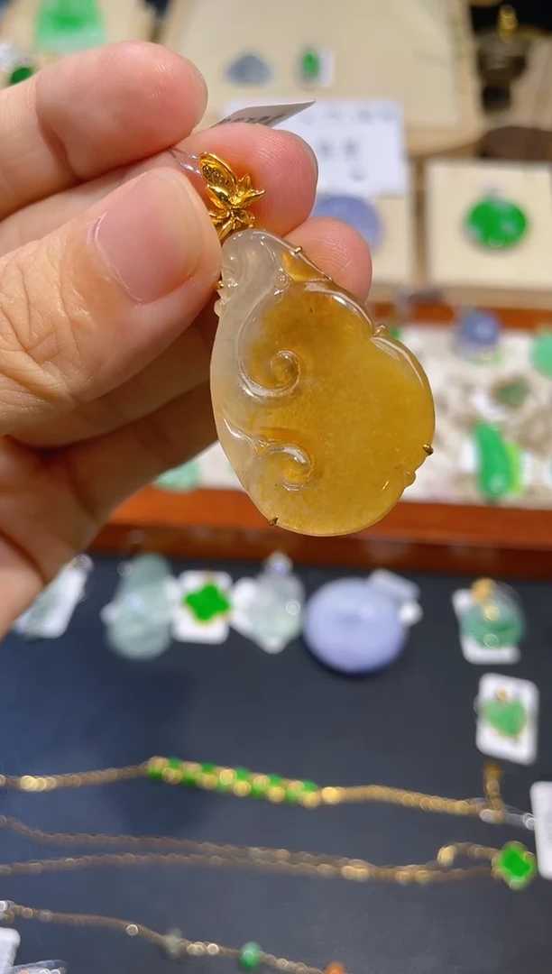 翡翠18K金镶嵌颈饰如意