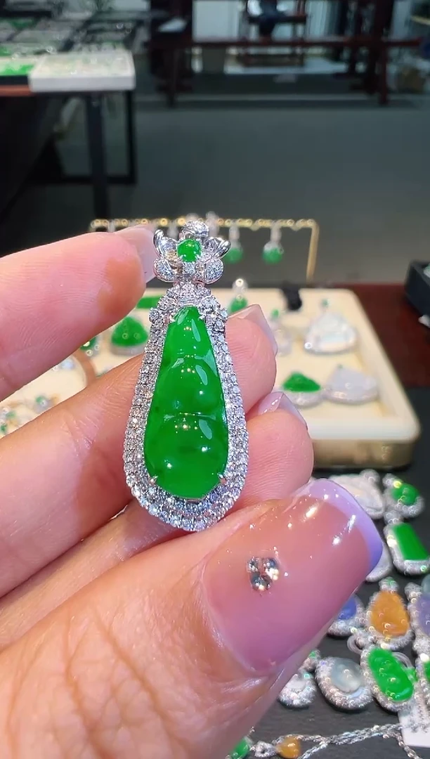 【闪购商品】翡翠吊坠(不含链)18K金镶嵌翡翠