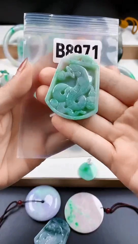 颈饰未镶嵌翡翠天然翡翠吊坠·挂件