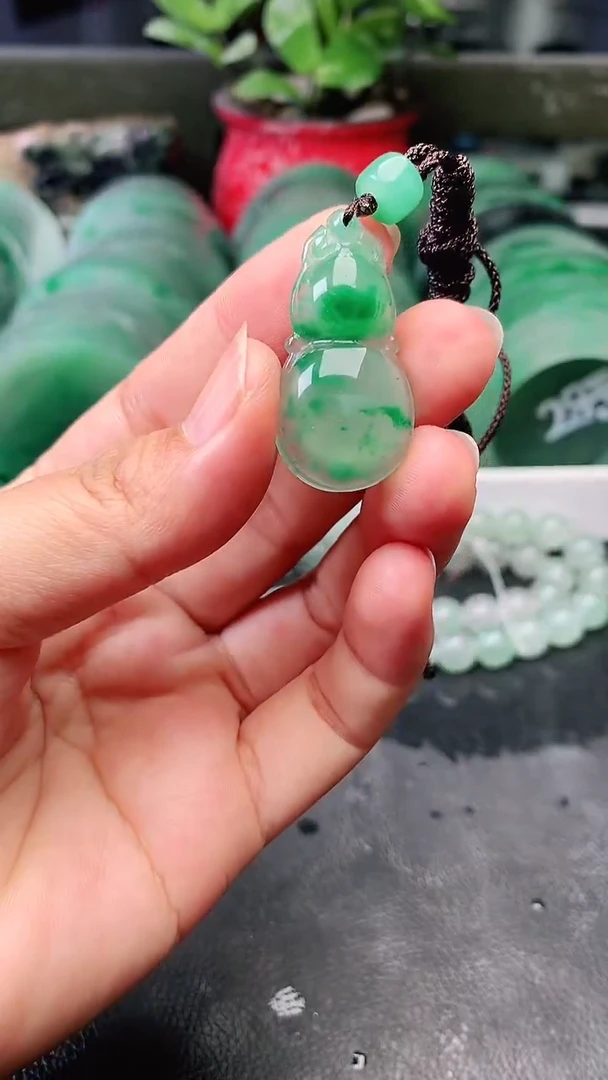 定制石英质玉（非洲翠）挂件