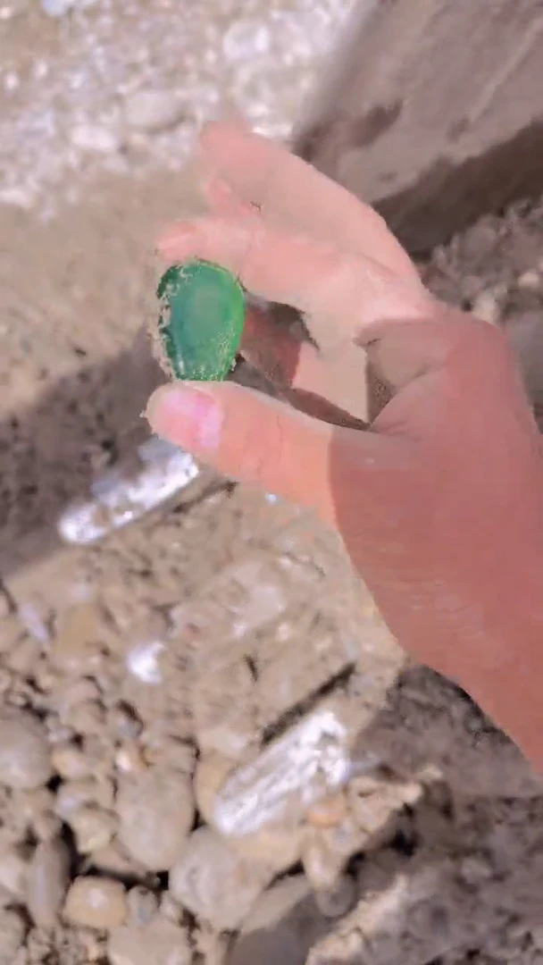 透闪石质玉未镶嵌珠宝奇石透闪石质玉，未镶嵌珠宝奇石。