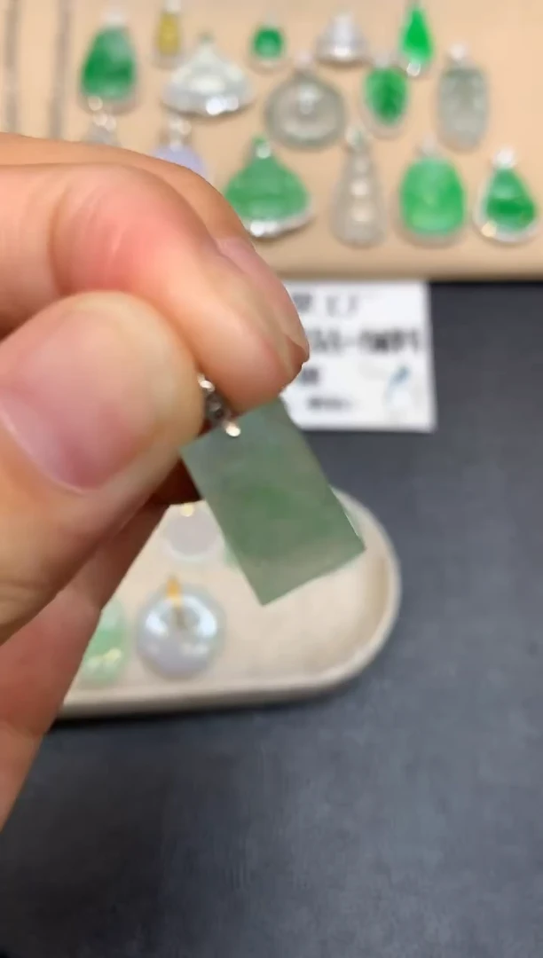 颈饰18K金镶嵌翡翠无事牌【无服务费