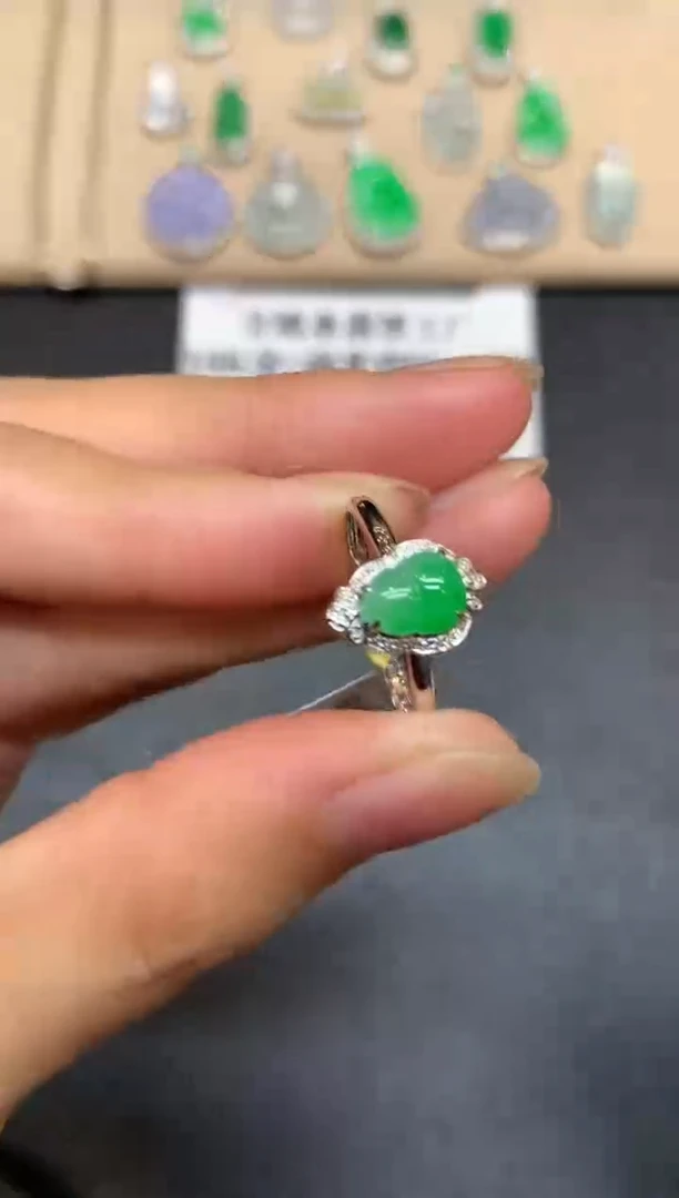 18K金镶嵌戒指翡翠葫芦【无服务费