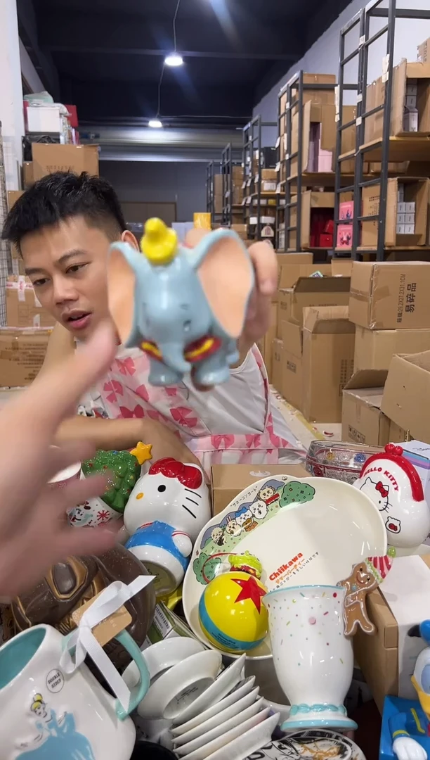 瓷片小飞象笔筒