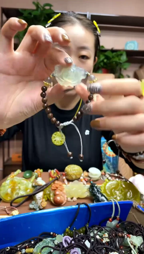 未镶嵌岫玉颈饰多样性发货发其中之一