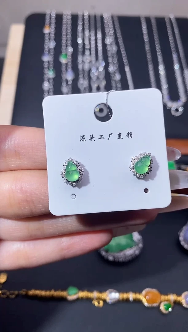 颈饰18K金镶嵌翡翠耳饰