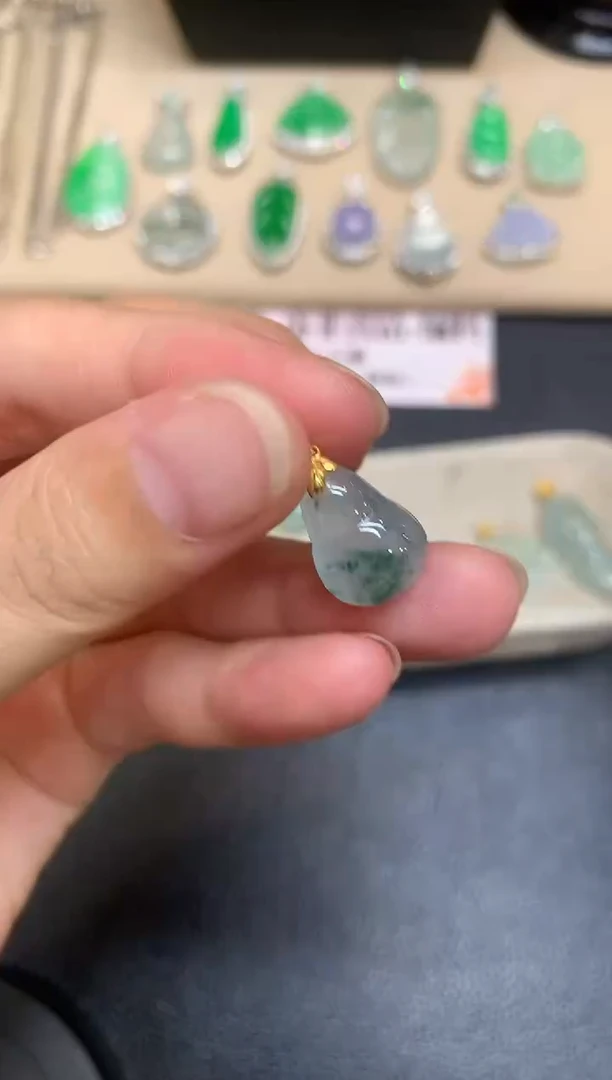 颈饰18K金镶嵌翡翠葫芦【无服务费