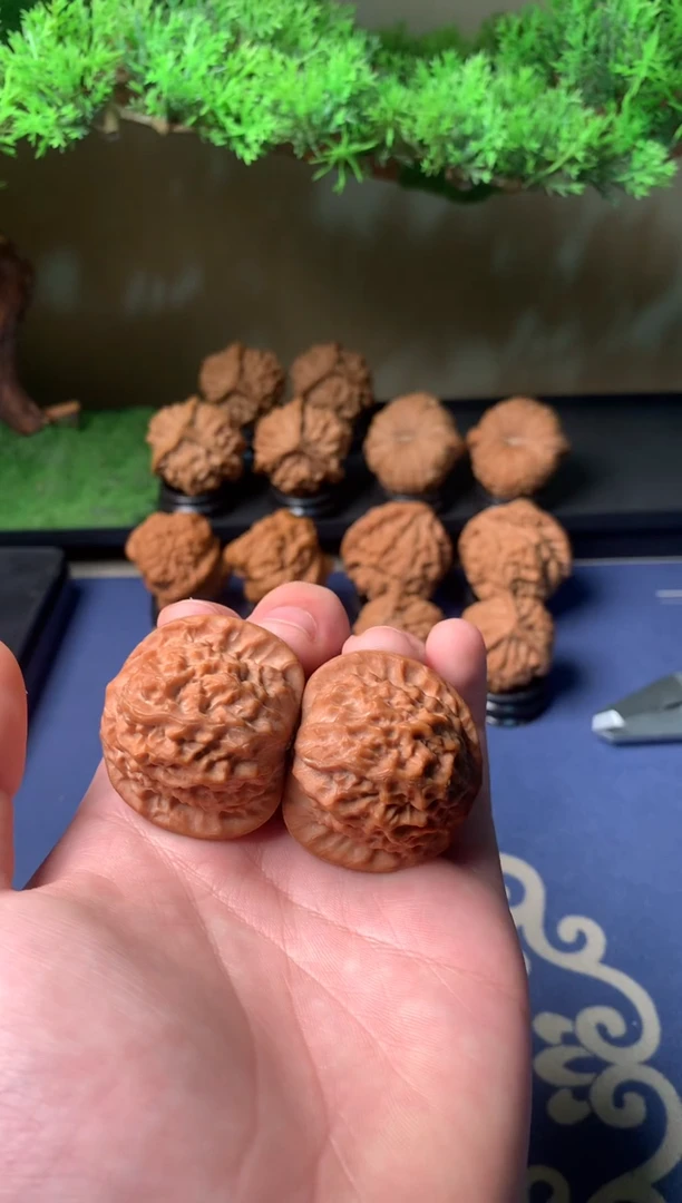 【闪购商品】文玩核桃吊坠40瓷娃娃