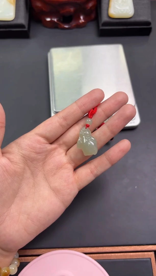 【闪购商品】和田玉吊坠(赠链)未镶嵌且末微色差近矿吊坠