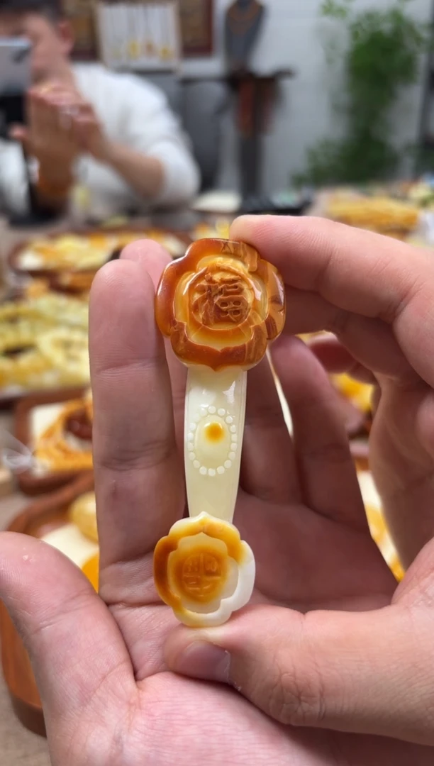 【闪购商品】蜜蜡裸石未镶嵌如意