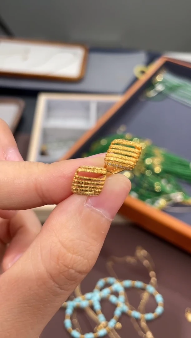 耳饰18K金镶嵌钻石TA0524-1881-701