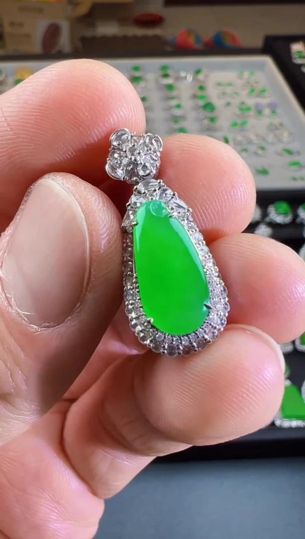 【闪购商品】翡翠吊坠(不含链)18K金镶嵌阳绿福瓜