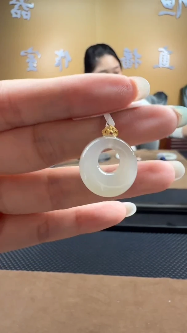 颈饰18K金镶嵌和田玉挂件