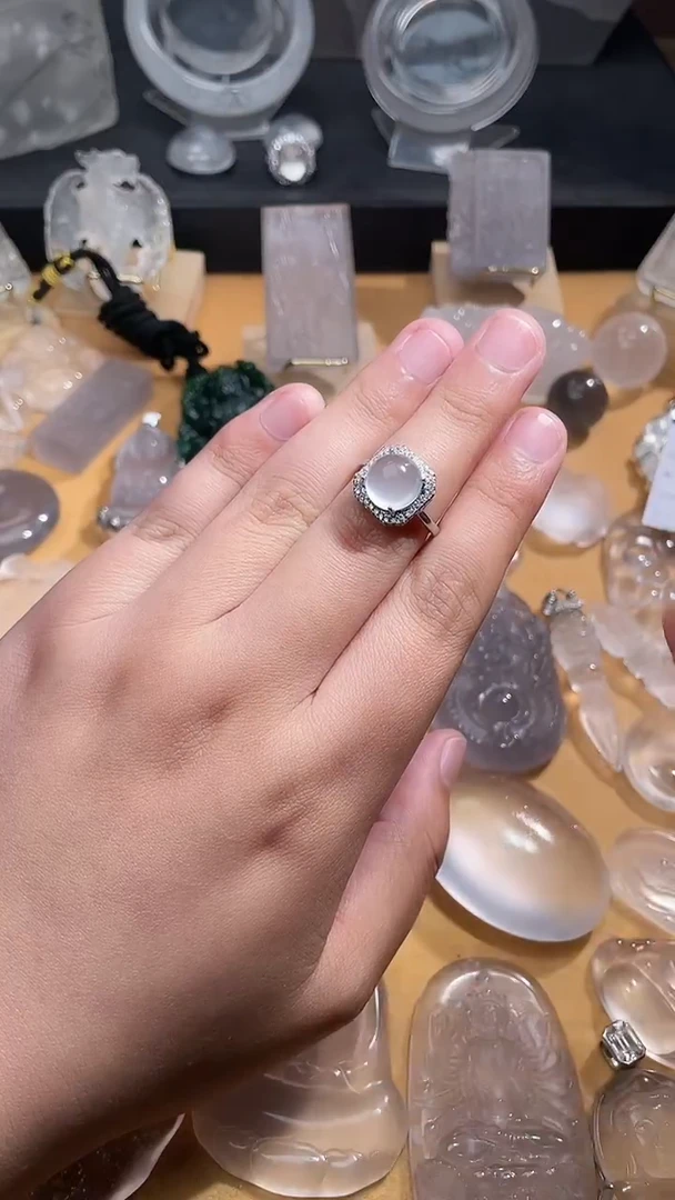 未镶嵌石英质玉戒指无