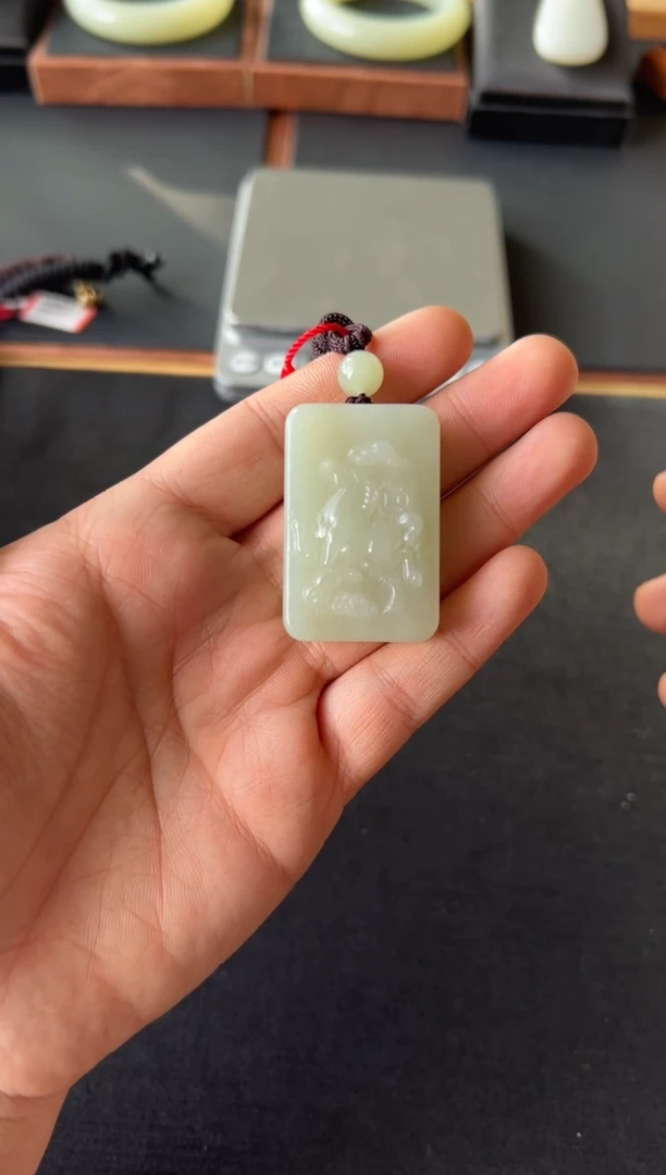 【闪购商品】和田玉吊坠(赠链)未镶嵌且末微色差近矿