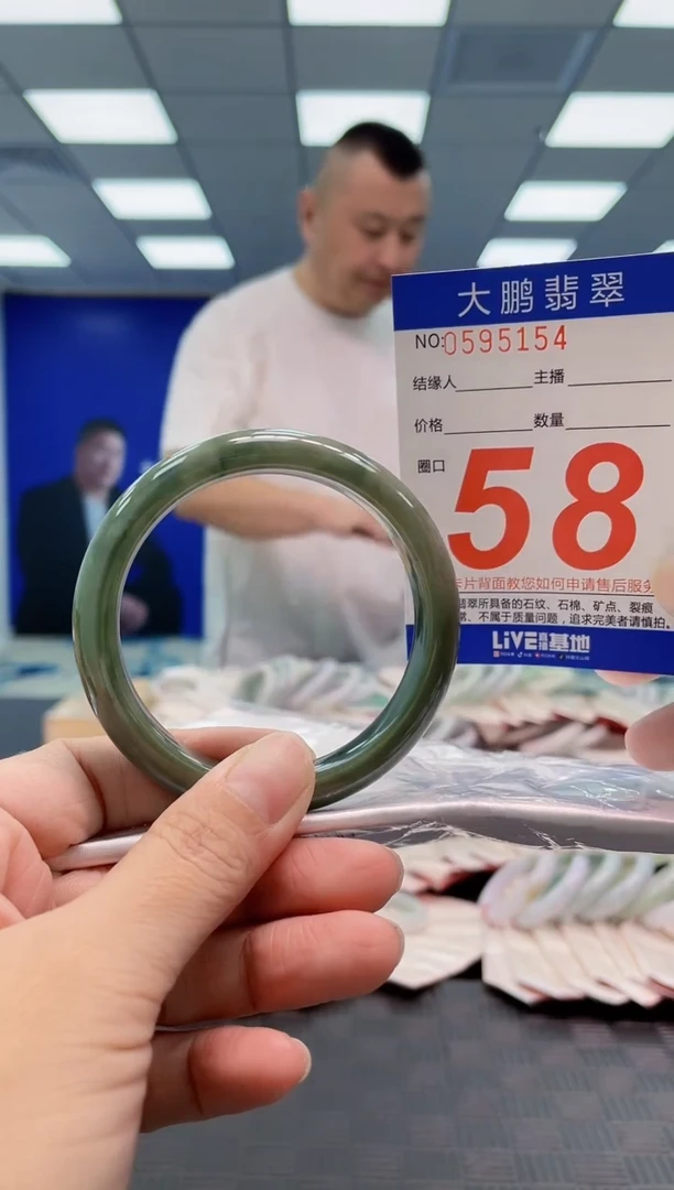 翡翠手镯未镶嵌AAAAAAAA