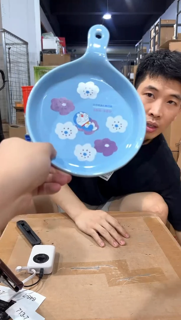 瓷片蓝色圆盘叮当猫烤盘微瑕