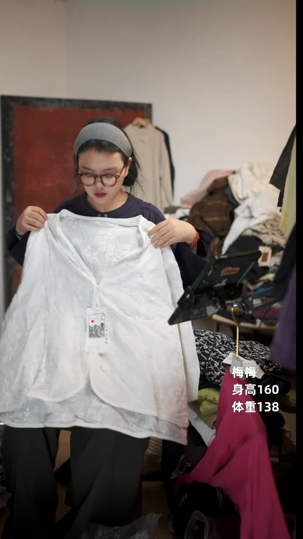 常规白色棉麻提花刺绣外套